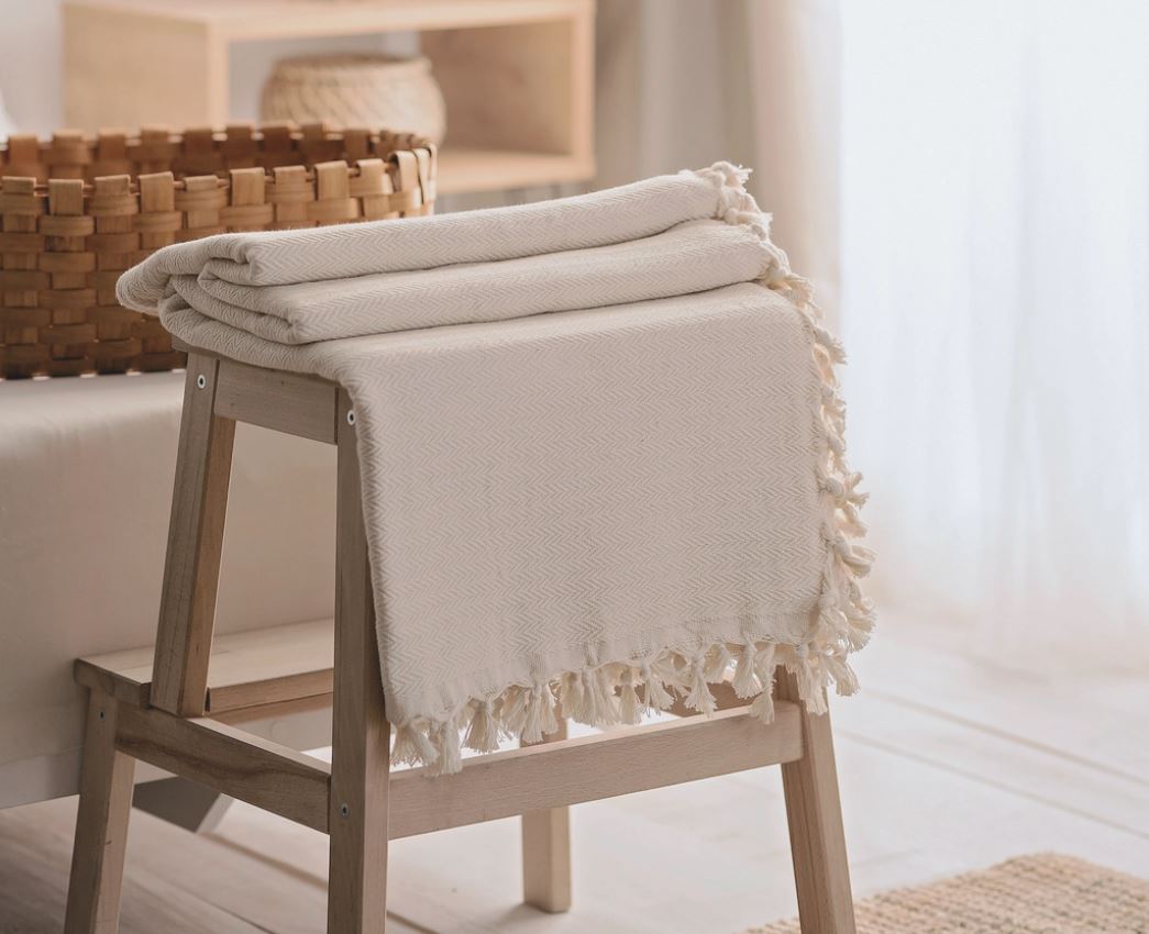 Soft Cream Farmhouse Throw Blanket & Bedspread