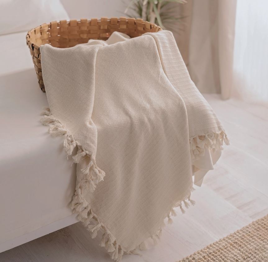 Soft Cream Farmhouse Throw Blanket & Bedspread